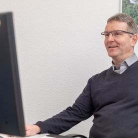 Mann vor Bildschirm , Hilbers GmbH & Co. KG 